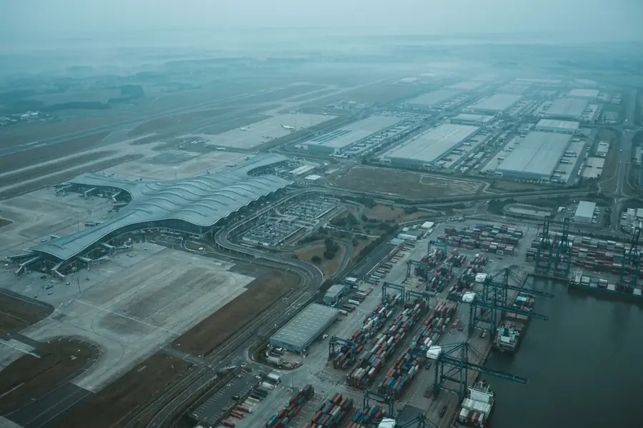 清晨航拍：机场、码头与物流园区等重资产基础设施
